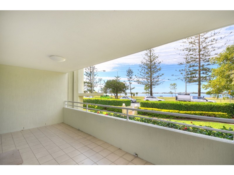 2/194 Marine Parade, Labrador QLD 4215