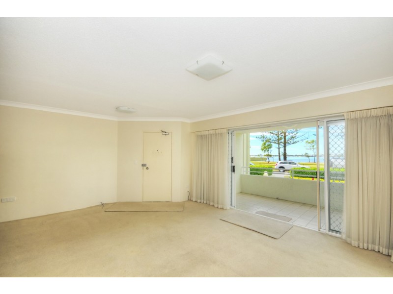 2/194 Marine Parade, Labrador QLD 4215