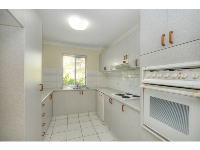 2/194 Marine Parade, Labrador QLD 4215