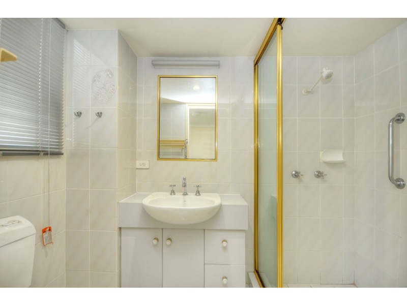 2/194 Marine Parade, Labrador QLD 4215