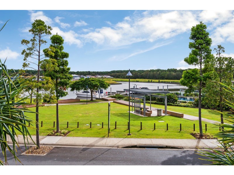 8 Cova Boulevard, Hope Island QLD 4212