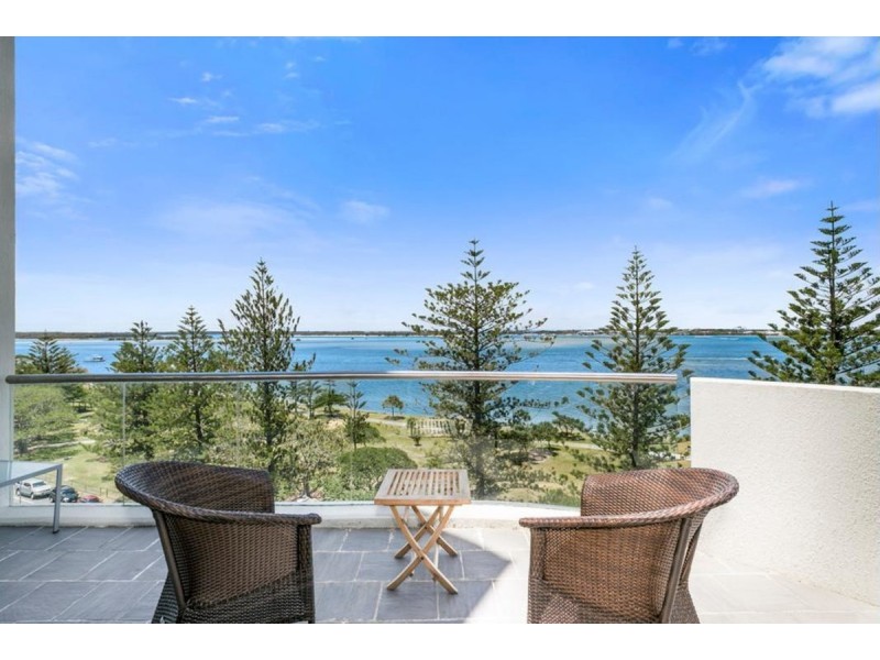 15/204 Marine Parade, Labrador QLD 4215