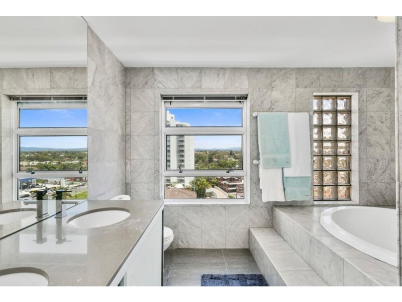 15/204 Marine Parade, Labrador QLD 4215