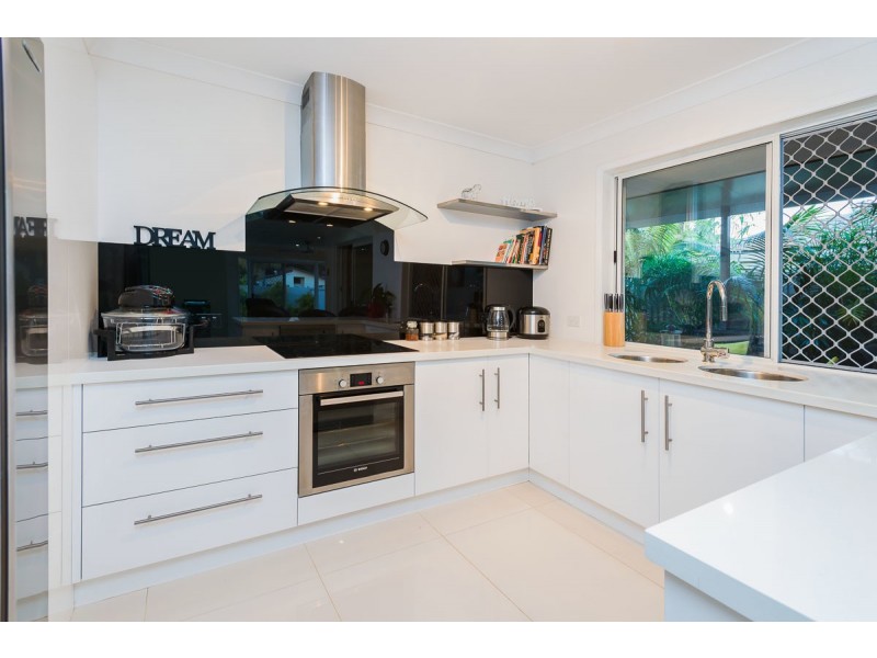 15 Lakefield Crescent, Paradise Point QLD 4216