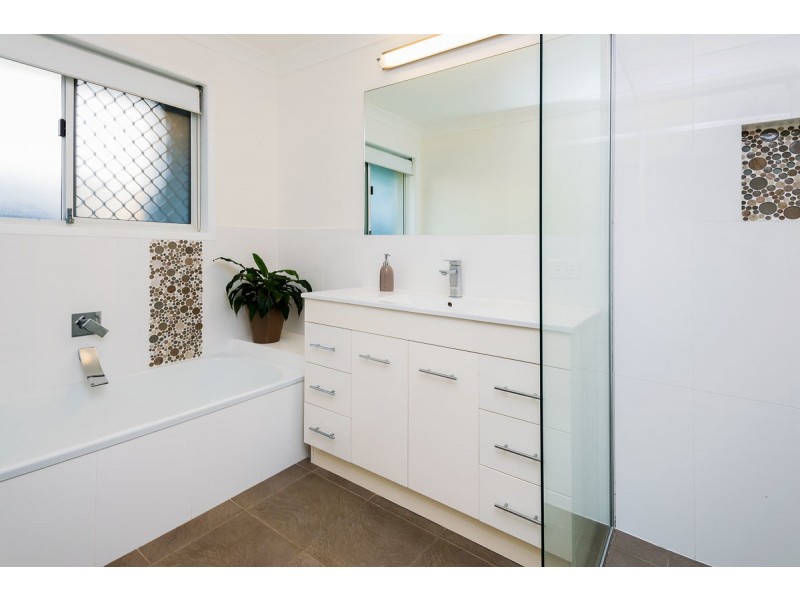 15 Lakefield Crescent, Paradise Point QLD 4216