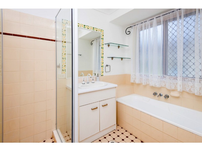 5 Bunker Court, Arundel QLD 4214