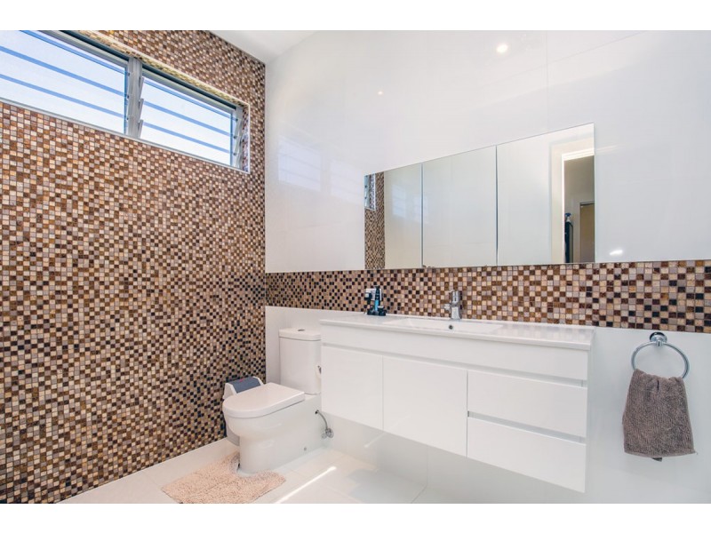 18 Anglers Esplanade, Runaway Bay QLD 4216