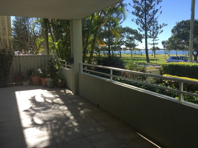 1/194 Marine Parade, Labrador QLD 4215