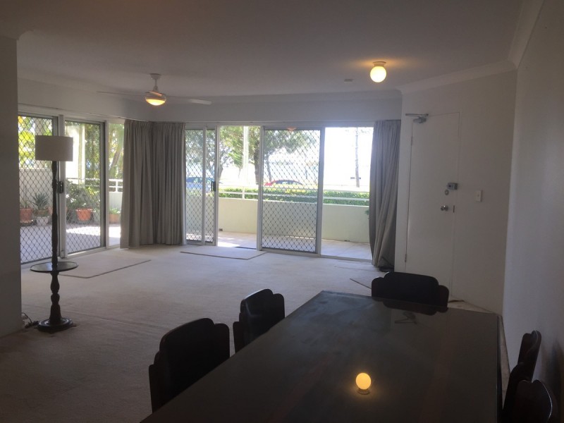 1/194 Marine Parade, Labrador QLD 4215