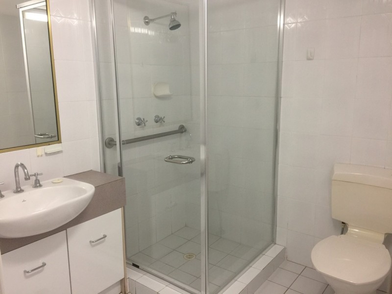 1/194 Marine Parade, Labrador QLD 4215