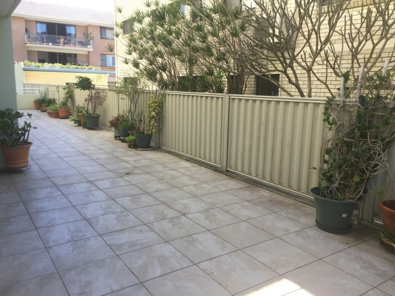 1/194 Marine Parade, Labrador QLD 4215