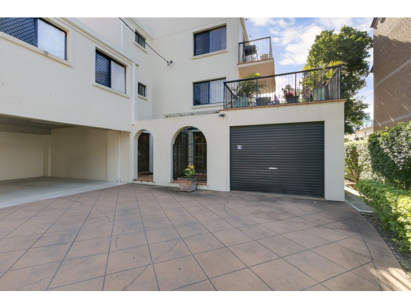 2/9 Bright Avenue, Labrador QLD 4215