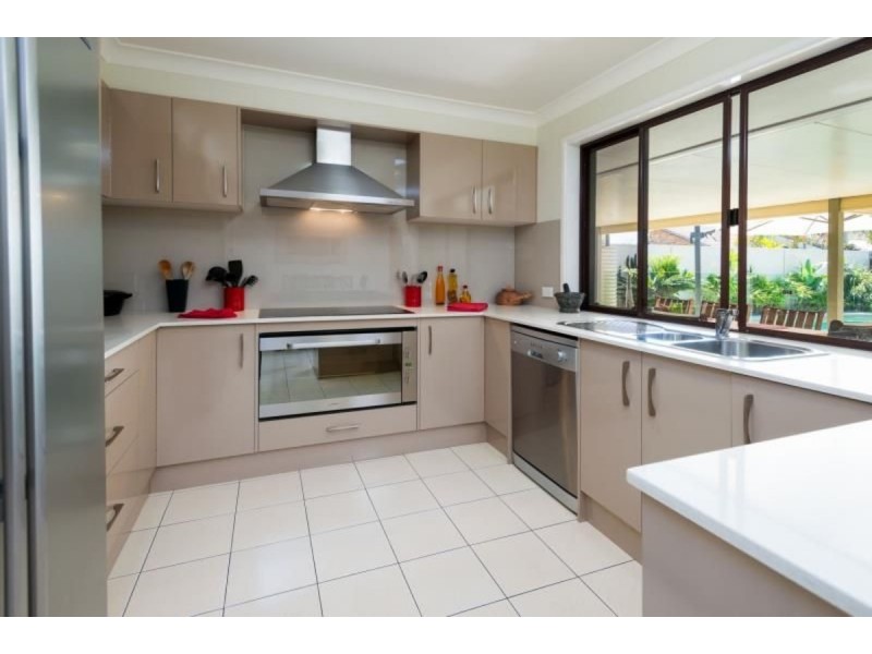 9 Lakefield Crescent, Paradise Point QLD 4216