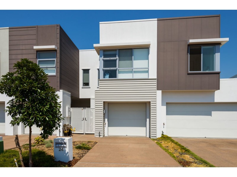 24 Halyard Crescent, Hope Island QLD 4212