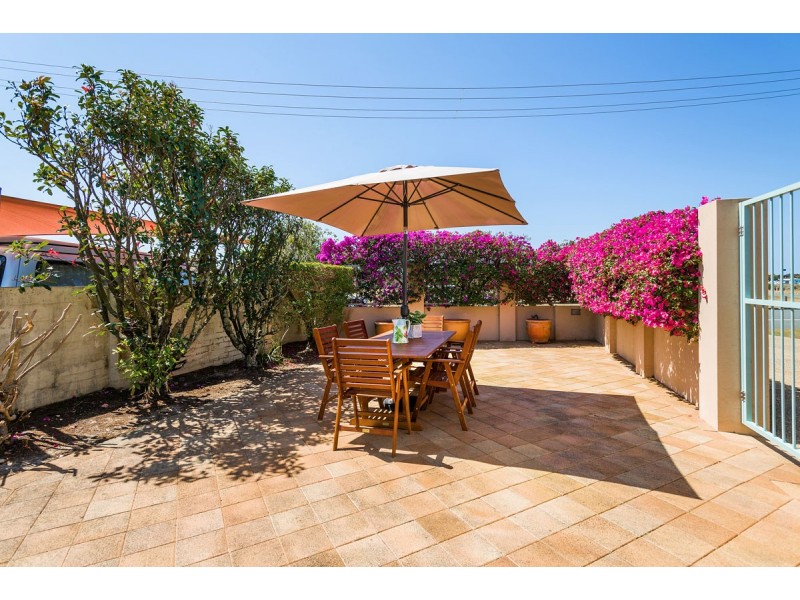 2/154 The Esplanade, Paradise Point QLD 4216