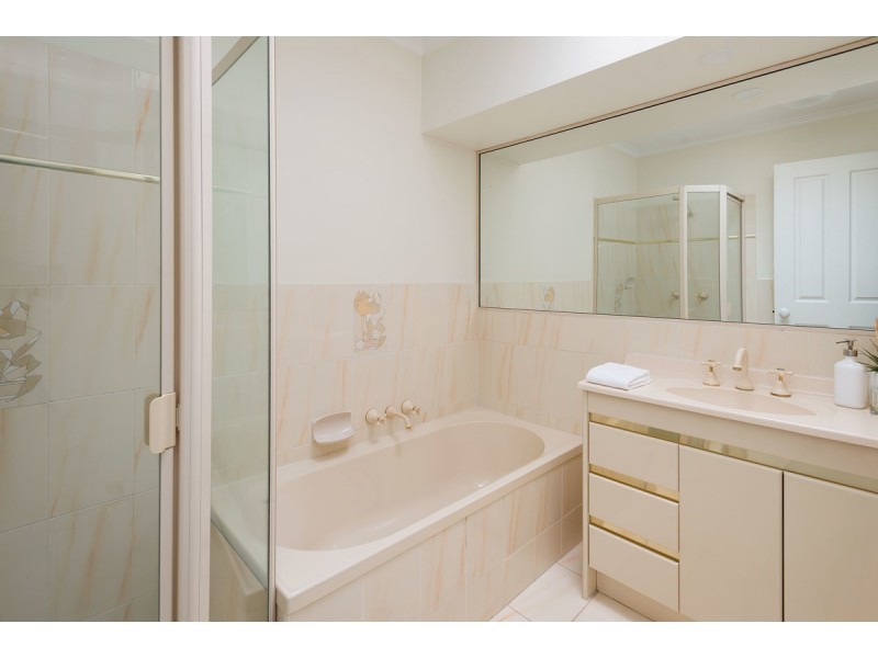 2/154 The Esplanade, Paradise Point QLD 4216