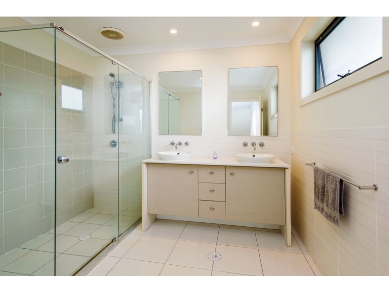 8 Cova Boulevard, Hope Island QLD 4212