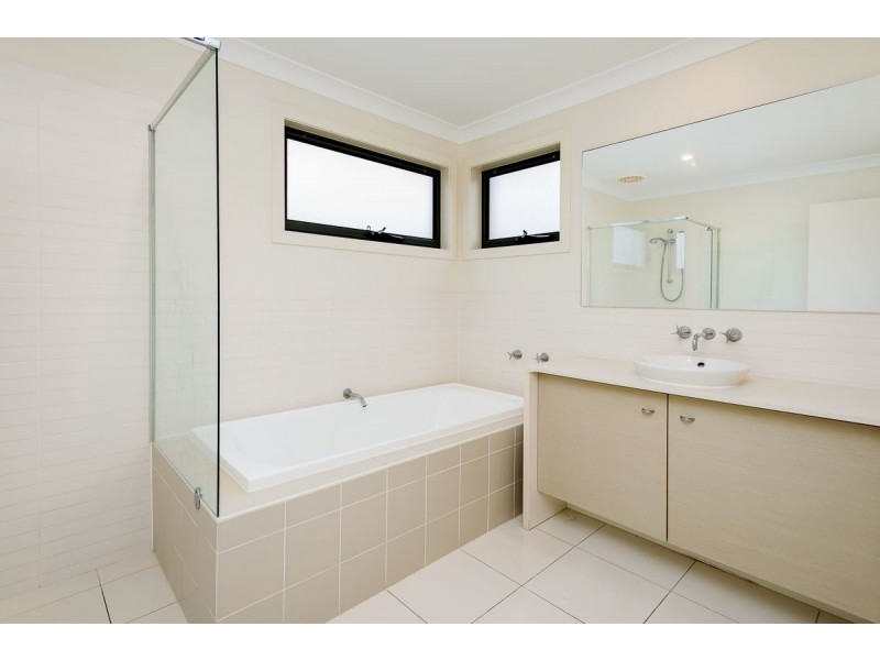 8 Cova Boulevard, Hope Island QLD 4212