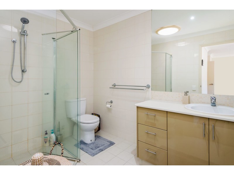 2/8-10 Gordon Street, Labrador QLD 4215