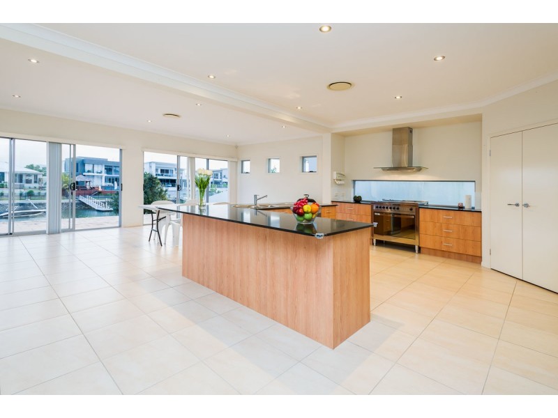 25 Harbourvue Court, Helensvale QLD 4212