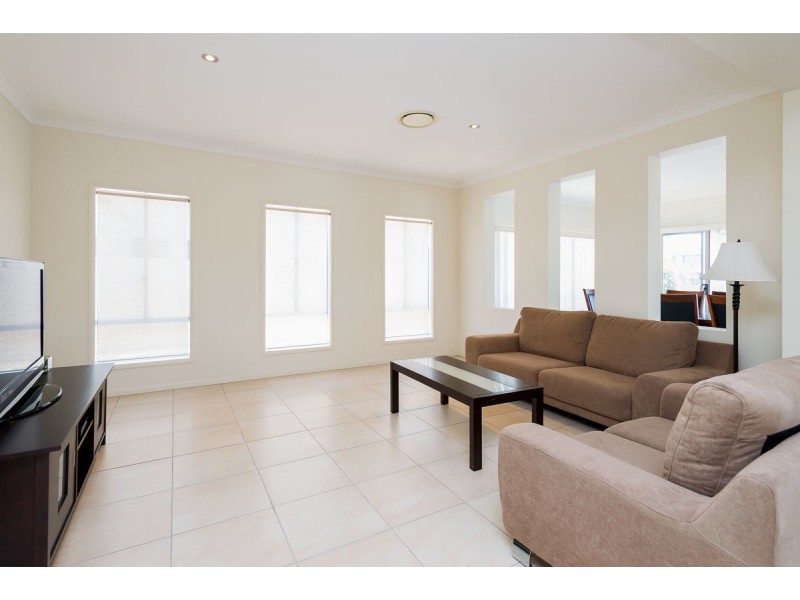 25 Harbourvue Court, Helensvale QLD 4212