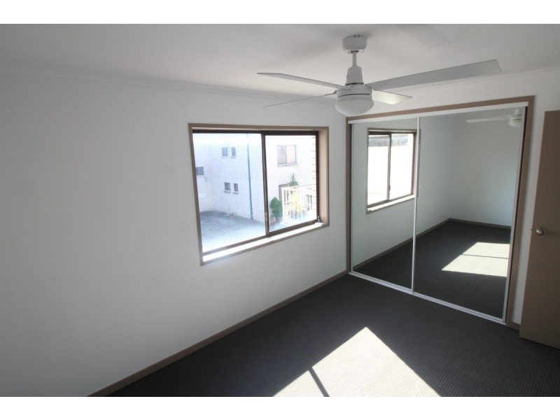 4/20 Bright Avenue, Labrador QLD 4215