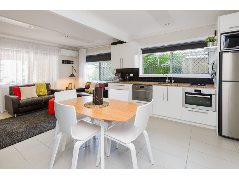 1/8 Labrador Street, Labrador QLD 4215