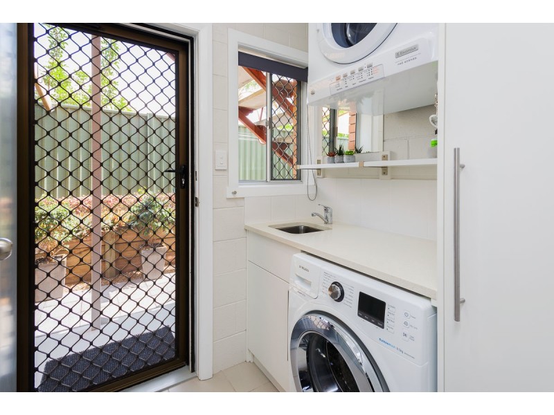 1/8 Labrador Street, Labrador QLD 4215