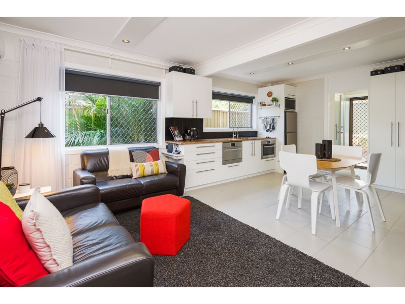 1/8 Labrador Street, Labrador QLD 4215