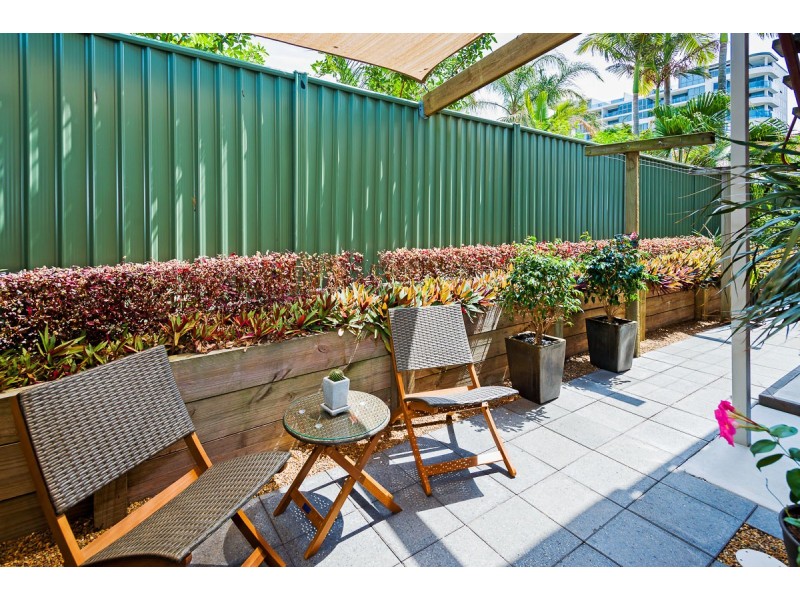 1/8 Labrador Street, Labrador QLD 4215