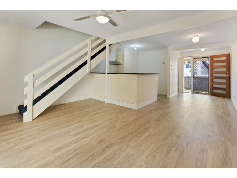 2/63 Olsen Avenue, Labrador QLD 4215