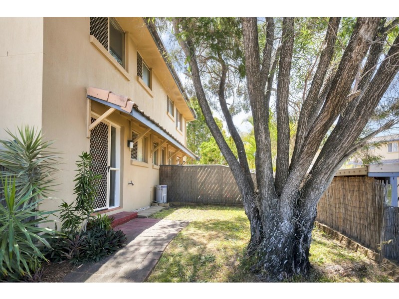 2/63 Olsen Avenue, Labrador QLD 4215