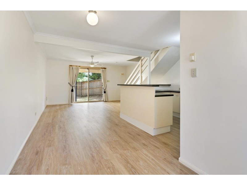 2/63 Olsen Avenue, Labrador QLD 4215