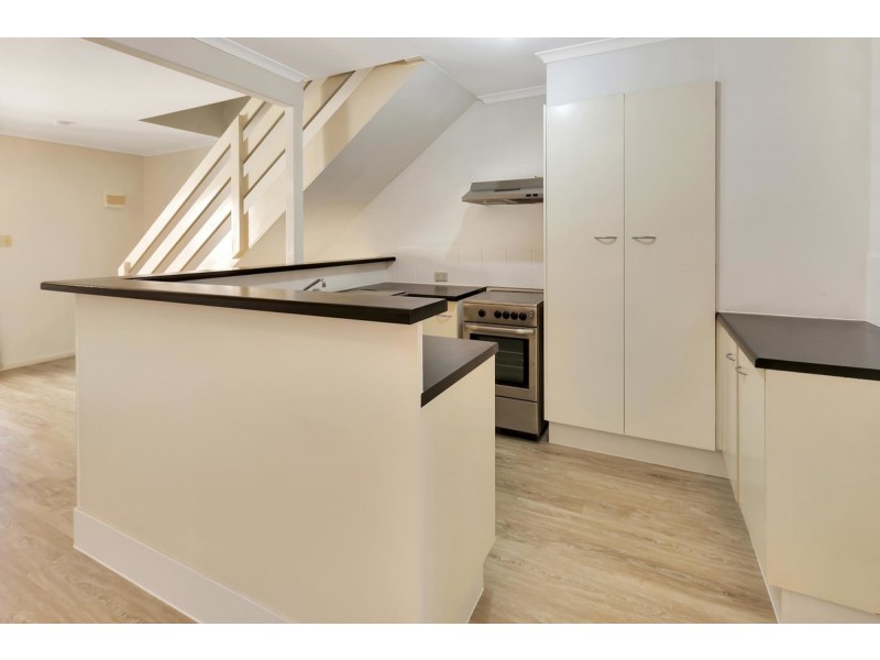 2/63 Olsen Avenue, Labrador QLD 4215