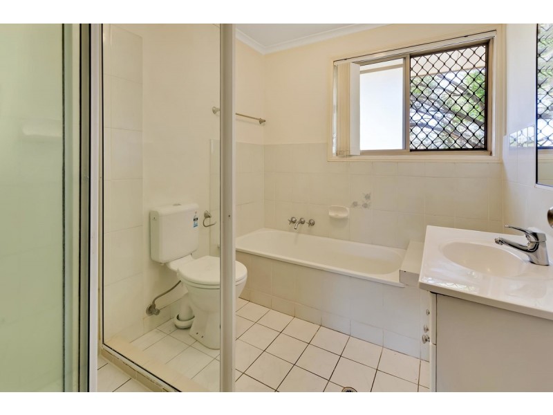 2/63 Olsen Avenue, Labrador QLD 4215