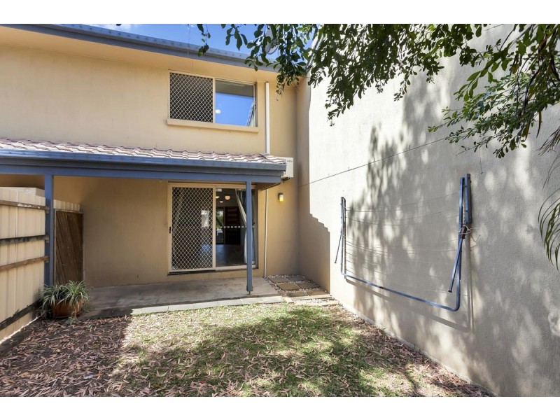 2/63 Olsen Avenue, Labrador QLD 4215