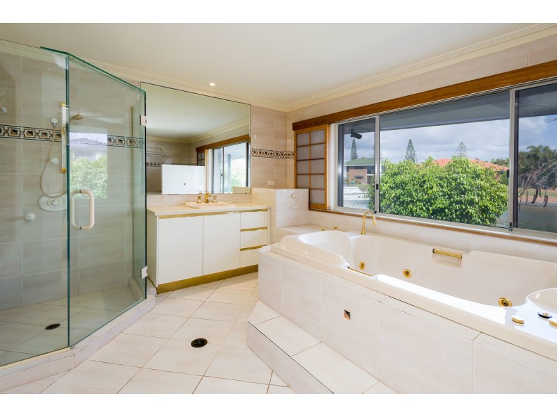 20 Bulolo Avenue, Runaway Bay QLD 4216