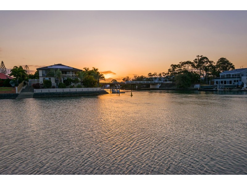 20 Bulolo Avenue, Runaway Bay QLD 4216