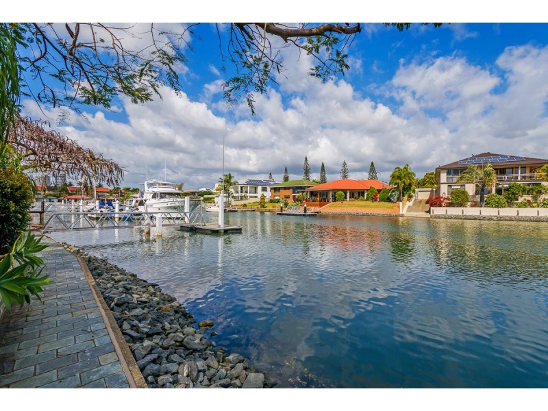 20 Bulolo Avenue, Runaway Bay QLD 4216