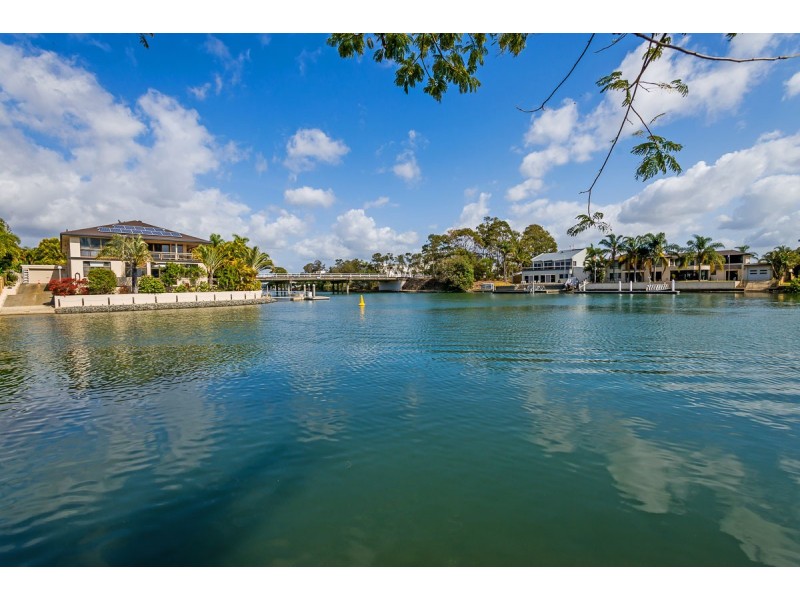 20 Bulolo Avenue, Runaway Bay QLD 4216