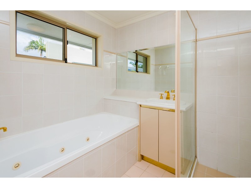 20 Bulolo Avenue, Runaway Bay QLD 4216