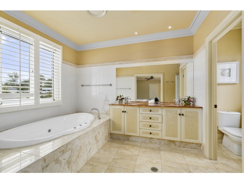 10 Jarvis Place, Arundel QLD 4214