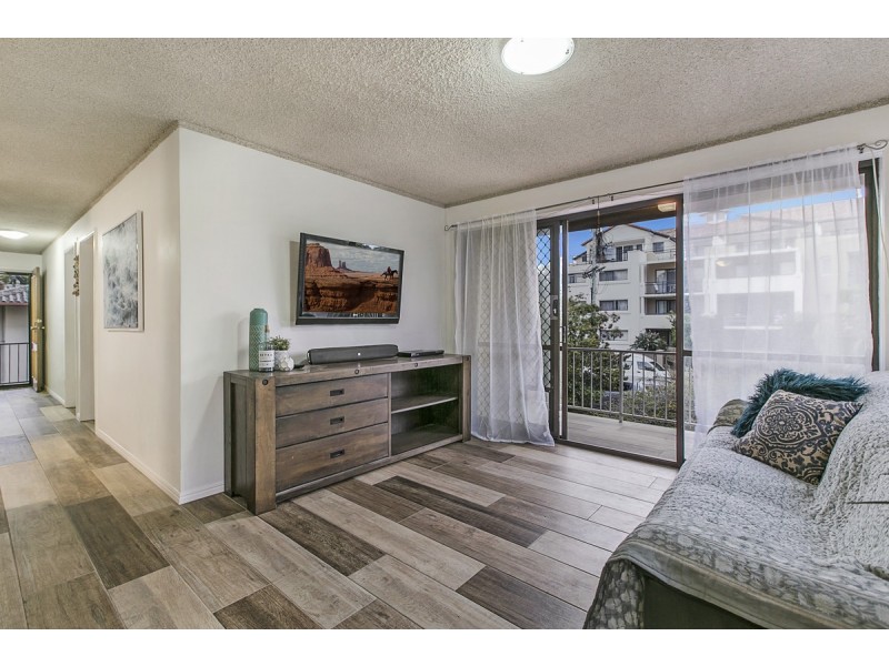 2/6 Parker Street, Labrador QLD 4215