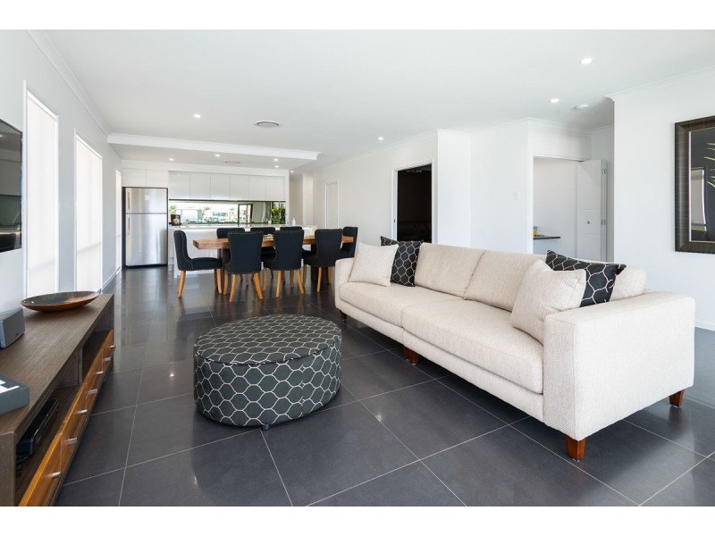 18 North View Street, Hope Island QLD 4212