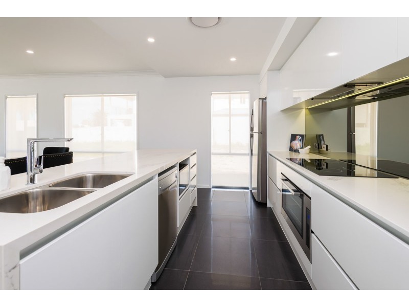 18 North View Street, Hope Island QLD 4212