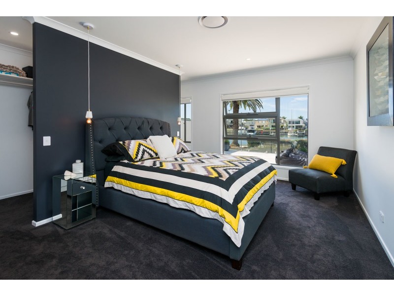 18 North View Street, Hope Island QLD 4212