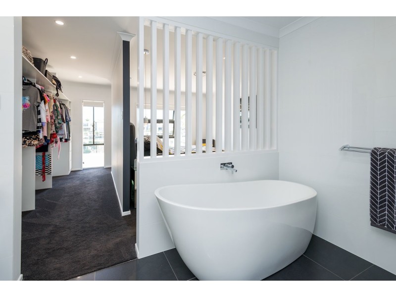 18 North View Street, Hope Island QLD 4212