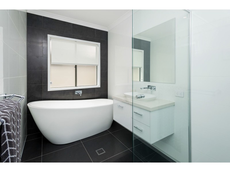 18 North View Street, Hope Island QLD 4212