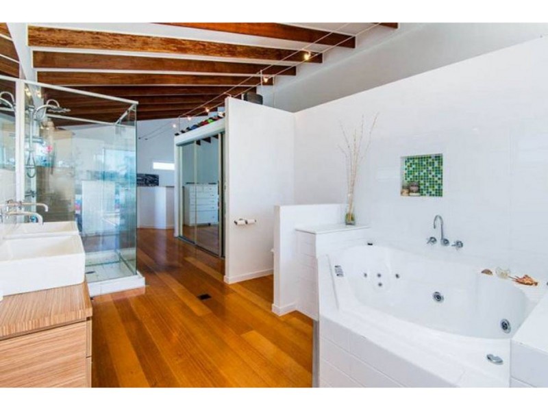 2/17 Errol Avenue, Paradise Point QLD 4216