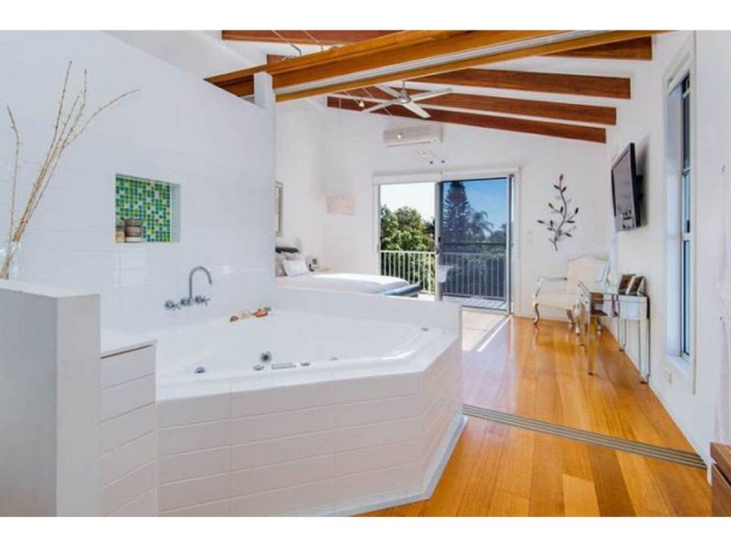 2/17 Errol Avenue, Paradise Point QLD 4216